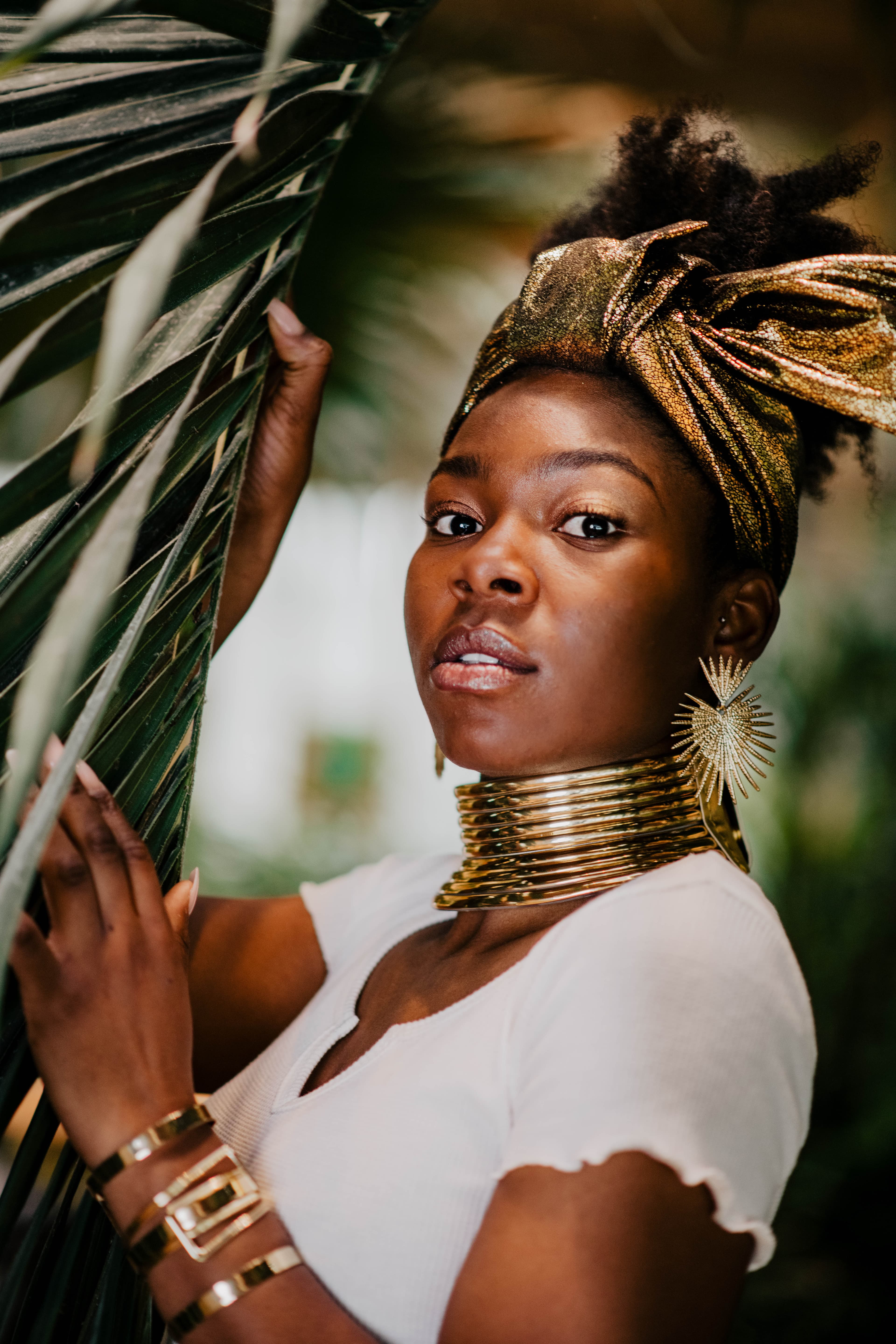 Look L'Affirmée — headband doré élégant