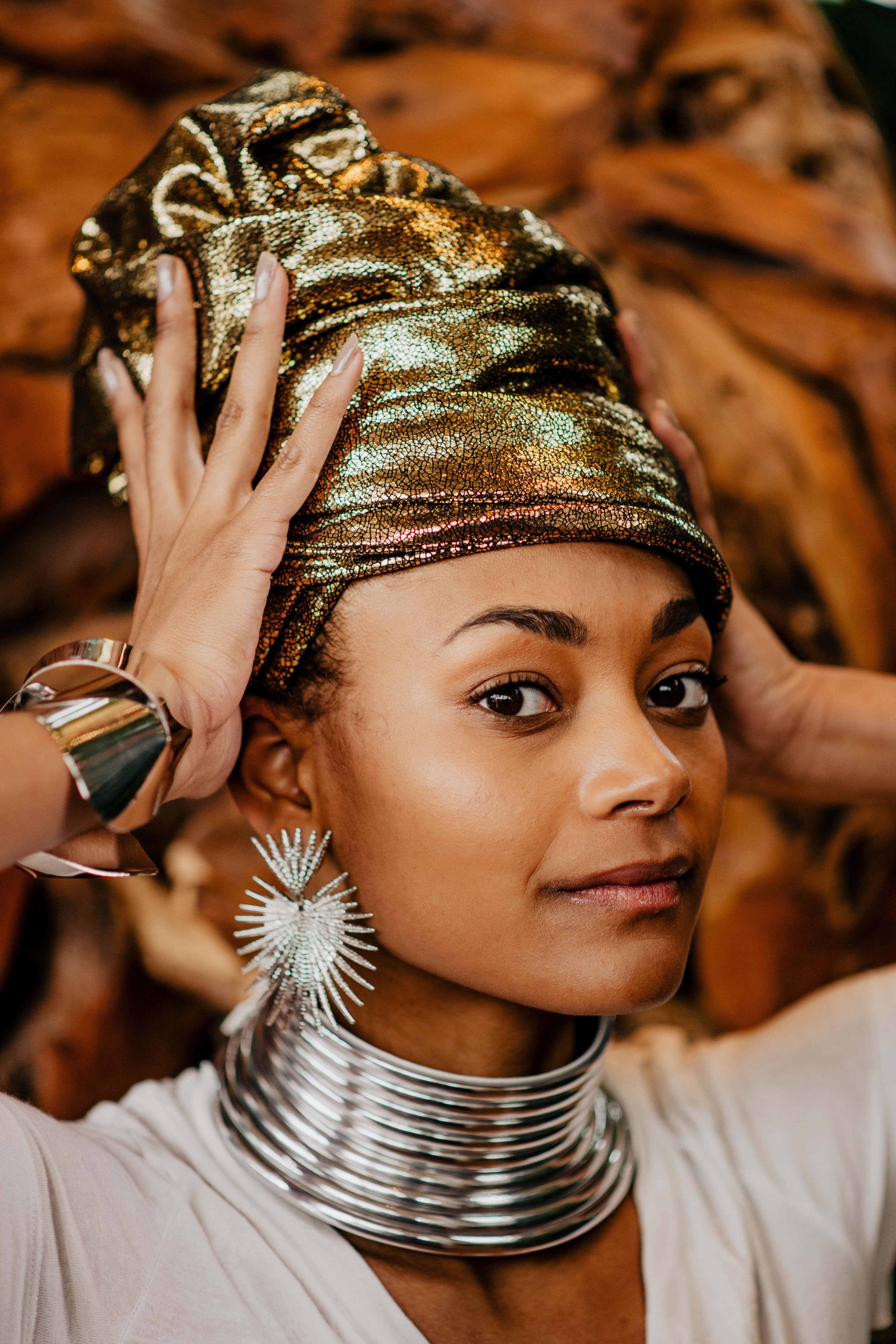 Look L'Élégante — turban et bijoux dorés